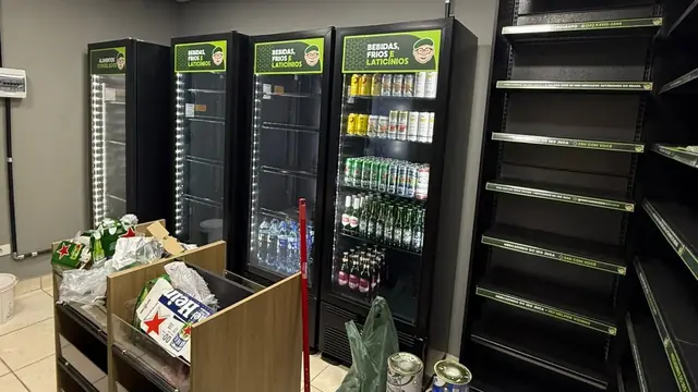 Loja do Seo Juca em montagem, com geladeiras sendo abastecidas e gôndolas ainda vazias