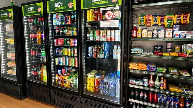 Geladeiras abastecidas em uma loja do Seo Juca dentro de um condomínio