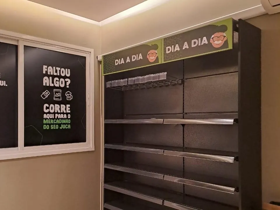 Loja do Seo Juca em montagem, com prateleiras já instaladas